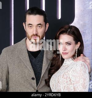 London, Großbritannien. Dezember 2024. Andrew Koji und Gast nehmen an der Weltpremiere von Black Doves Staffel 1 Teil. Foto von Julie Edwards./Alamy Live News Stockfoto