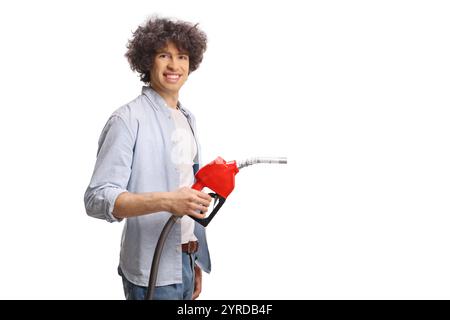 Junger Mann lächelt und hält eine Tankpistole isoliert auf weißem Hintergrund Stockfoto