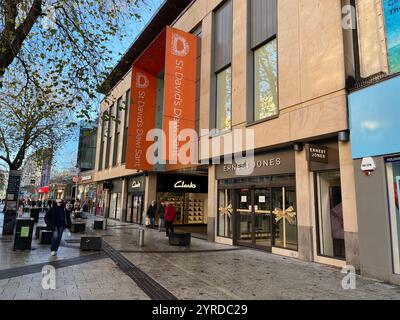 Eingang zum St. David's Shopping Centre an der Queen Street. Cardiff, Wales, Vereinigtes Königreich. November 2024. Stockfoto