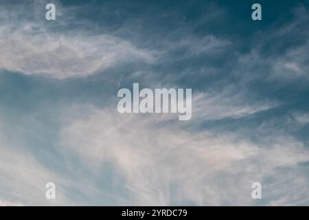 Wunderschöne traumhafte weiße Wolken am Abendhimmel - ein natürlicher Hintergrund Stockfoto