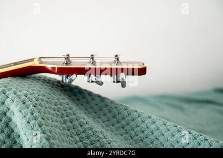 Eine Nahaufnahme von Akustik-Gitarren-Kopfstöcken mit Druckguss-Maschinenköpfen oder Stimmstiften Stockfoto