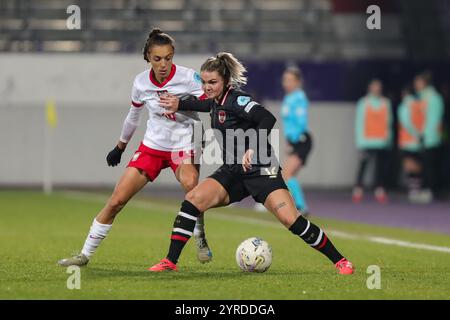 Wien, Österreich. Dezember 2024. Wien, Österreich, 3. Dezember 2024: Laura Wienroither (12 Österreich) schirmt den Ball gegen Natalia Padilla (19 Polen) während des Qualifikationsspiels der Frauen Österreich gegen Polen im Viola Park, Wien Tom Seiss/SPP (Tom Seiss/SPP) Credit: SPP Sport Press Photo. /Alamy Live News Stockfoto