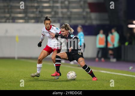 Wien, Österreich. Dezember 2024. Wien, Österreich, 3. Dezember 2024: Laura Wienroither (12 Österreich) schirmt den Ball gegen Natalia Padilla (19 Polen) während des Qualifikationsspiels der Frauen Österreich gegen Polen im Viola Park, Wien Tom Seiss/SPP (Tom Seiss/SPP) Credit: SPP Sport Press Photo. /Alamy Live News Stockfoto