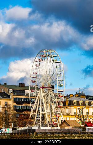 Das 32 Meter hohe Riesenrad auf dem Wantermaart (Wintermarkt) in Luxemburg-Stadt Stockfoto