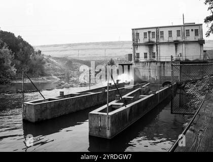 Historisches Wasserkraftwerk und Fischleiter in Schwarz-weiß Stockfoto