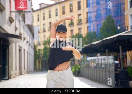 Eine junge Frau posiert in einer Street Dance Performance draußen Stockfoto