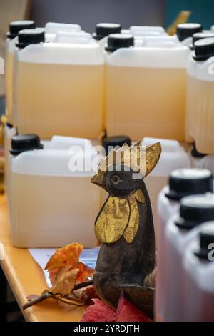 Herbstweinfestival in Schengen, Luxemburg, am Moseltal, Verkostung von Federweisser Jungwein, neuer wein fermentiertes frisch gepresstes Auxerro Stockfoto