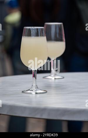 Herbstweinfestival in Schengen, Luxemburg, am Moseltal, Verkostung von Federweisser Jungwein, neuer wein fermentiertes frisch gepresstes Auxerro Stockfoto