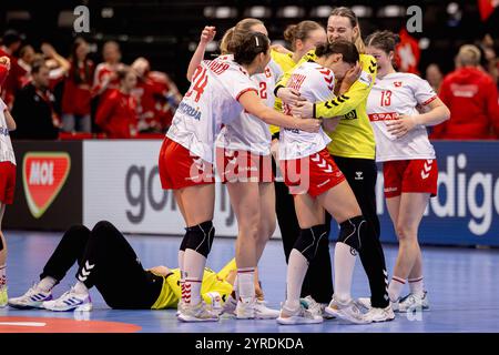 Basel, Schweiz. Dezember 2024. Basel, Schweiz, 03. Dezember 2024: Die Schweiz jubelt zum Ende des EHF Euro 2024-Spiels der Frauen in St. Jakobshalle in Basel. Philipp Kresnik (Philipp Kresnik/SPP) Credit: SPP Sport Press Photo. /Alamy Live News Stockfoto