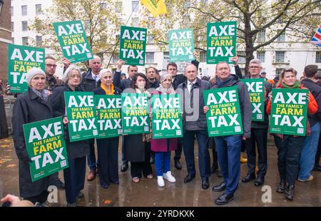 London, Großbritannien. November 2024. Abgeordnete Daisy Cooper und andere Beamte bei der Londoner Farmers Rally in Whitehall, als Protest gegen die Pläne der Regierung, Landwirtschaftseigentum für Farmen zu kürzen. Stockfoto