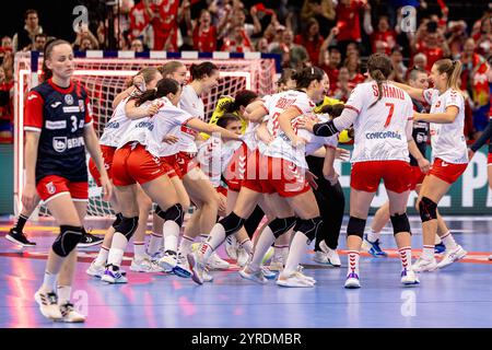 Basel, Schweiz. Dezember 2024. Basel, Schweiz, 03. Dezember 2024: Die Schweiz jubelt zum Ende des EHF Euro 2024-Spiels der Frauen in St. Jakobshalle in Basel. Philipp Kresnik (Philipp Kresnik/SPP) Credit: SPP Sport Press Photo. /Alamy Live News Stockfoto