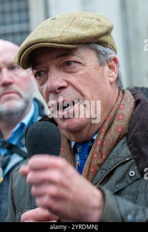 London, Großbritannien. November 2024. Nigel Farage Politiker, Fernsehsender und Leiter der Reform UK, nahm an der London Farming Rally in Whitehall Teil. Mr. Farage hat Mitglieder der Bauerngemeinschaft befragt. Stockfoto