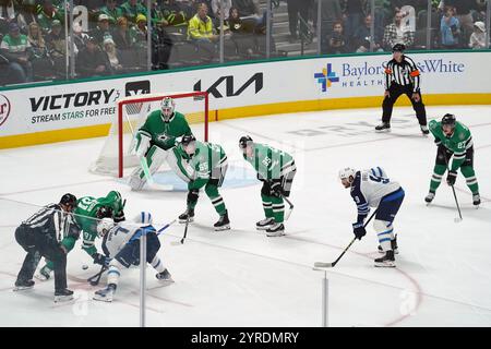 Dallas, Usa. Dezember 2024. Die Spieler der Winnipeg Jets und der Dallas Stars kämpfen um die Kontrolle über den Puck während der regulären Saison der National Hockey League im American Airlines Center. Finale Dallas Stars 3-1 Winnipeg Jets. Am 1. Dezember 2024 in Dallas, Texas, USA. (Foto: Javier Vicencio/Eyepix Group) Credit: Eyepix Group/Alamy Live News Stockfoto