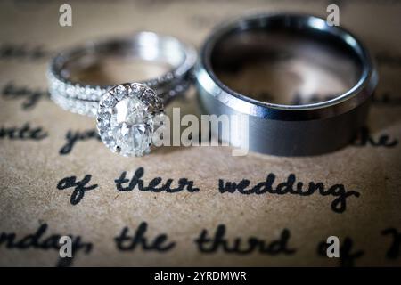 Elegante Hochzeitsringe auf Einladung Hintergrund mit weichem Fokus Stockfoto