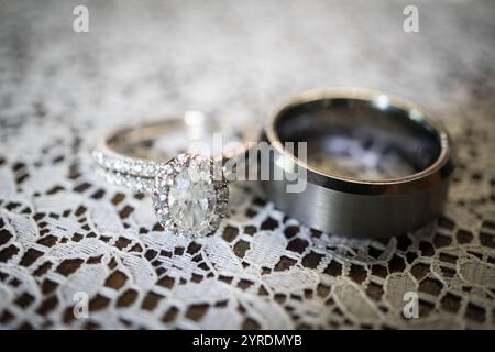 Elegante Hochzeitsringe auf Spitzenhintergrund Stockfoto