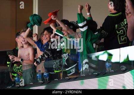 Dallas, Usa. Dezember 2024. Fans der Dallas Stars werden während der regulären Saison des Spiels der National Hockey League im American Airlines Center gesehen. Finale Dallas Stars 3-1 Winnipeg Jets. Am 1. Dezember 2024 in Dallas, Texas, USA. (Foto: Javier Vicencio/Eyepix Group) Credit: Eyepix Group/Alamy Live News Stockfoto