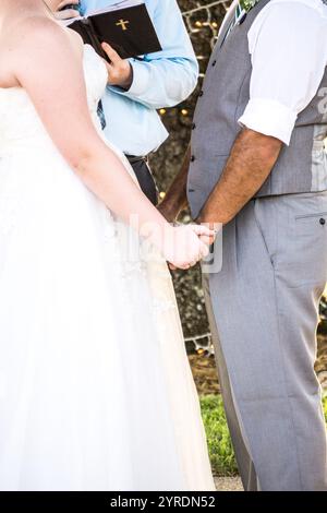 Braut und Bräutigam halten während der Hochzeitszeremonie Hände Stockfoto