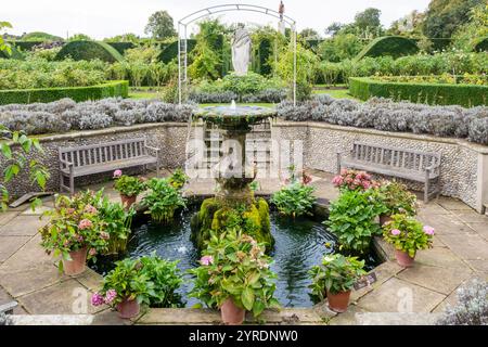 Brunnen im ummauerten Garten in Houghton Hall, Norfolk. Stockfoto