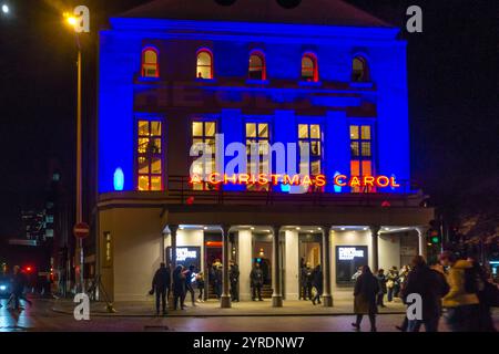 Leute, die im Old Vic ankommen, um die Produktion Eines Weihnachtsliedes von 2024 zu sehen. Stockfoto