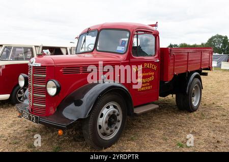 Haselbury Plucknet.Somerset.Vereinigtes Königreich. 17. August 2024. Eine restaurierte Bedford M-Serie aus dem Jahr 1951 wird auf einer Yesterdays Farming-Veranstaltung gezeigt Stockfoto