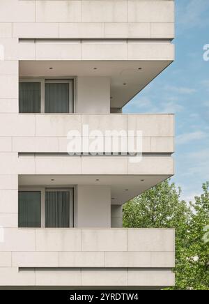 Modernes Gebäude mit Balkon und heller Steinfassade. Stockfoto