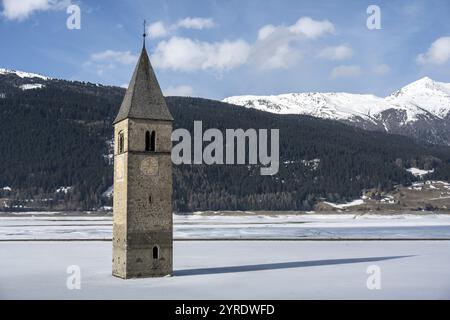 Kirchturm im Reschensee im Winter, Reschenpass, Südtirol, Italien, Europa Stockfoto