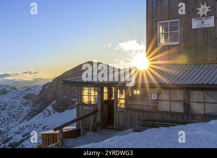 Sonne scheint durch die Fenster einer schneebedeckten Berghütte, Simonyhuette, Oberösterreich, Österreich, Europa Stockfoto