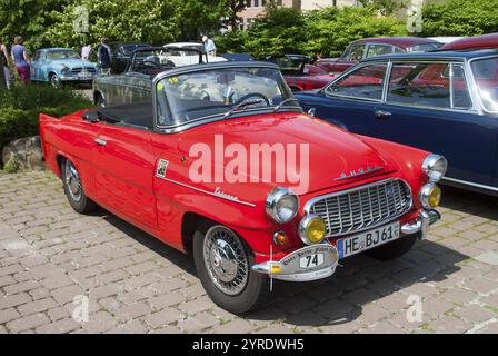 Ein rotes skoda Felicia Cabrio steht offen auf einem sonnigen Parkplatz, Oldtimer, Cabrio, Skoda Felicia, 1961, Niedersachsen, Deutschland, Europa Stockfoto