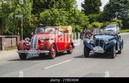 Zwei Oldtimer, ein rotes und ein blaues Auto, fahren parallel entlang der Straße, Oldtimer, Cabrio, BMW 326 Cabriolet, 1939, Oldtimer, Conve Stockfoto