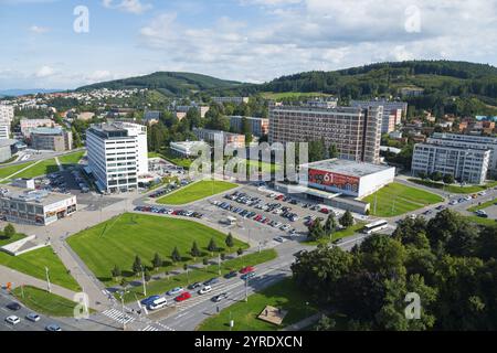 Panorama des Stadtzentrums mit vielen Autos und umliegenden Grünflächen unter blauem Himmel, Blick von Batuv mrakodrap, Batas Wolkenkratzer über der Stadt, zl Stockfoto