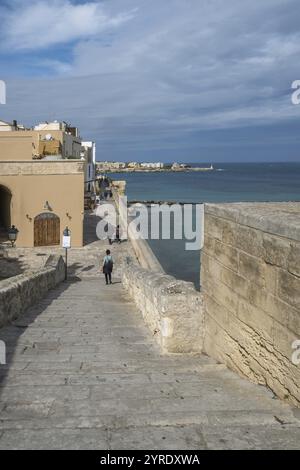 Weg vom Torre Matta zum historischen Zentrum von Otranto, Apulien, Italien, Europa Stockfoto