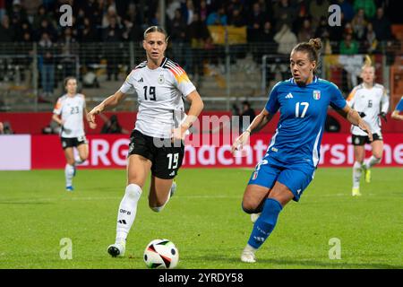 Bochum, Deutschland. Dezember 2024. Bochum, 2. Dezember 2024: Klara Bühl (19 Deutschland) und Lisa Boattin (17 Italien) im Spiel beim Freundschaftsspiel der Frauen zwischen Deutschland und Italien im Vonovia Ruhrstadion in Bochum. (Qianru Zhang/SPP) Credit: SPP Sport Press Photo. /Alamy Live News Stockfoto