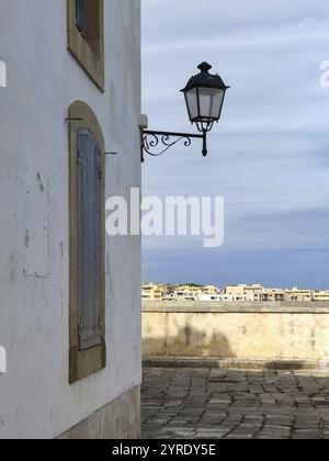 Straßenlaterne an der Ecke eines Hauses, Altstadt, Otranto, Apulien, Italien, Europa Stockfoto