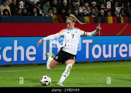 Bochum, Deutschland. Dezember 2024. Bochum, 2. Dezember 2024: Giulia Gwinn (7 Deutschland) in Aktion während des Freundschaftsspiels der Frauen zwischen Deutschland und Italien im Vonovia Ruhrstadion in Bochum. (Qianru Zhang/SPP) Credit: SPP Sport Press Photo. /Alamy Live News Stockfoto