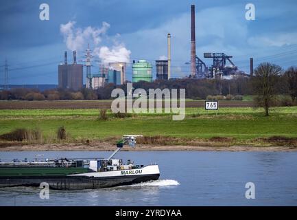 Huettenwerke Krupp-Mannesmann, HKM Duisburg-Huettenheim, 2 Hochöfen, Kokerei, Löschwolke, Frachtschiff auf dem Rhein, links Stockfoto