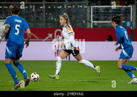 Bochum, Deutschland. Dezember 2024. Bochum, 2. Dezember 2024: Giulia Gwinn (7 Deutschland) in Aktion während des Freundschaftsspiels der Frauen zwischen Deutschland und Italien im Vonovia Ruhrstadion in Bochum. (Qianru Zhang/SPP) Credit: SPP Sport Press Photo. /Alamy Live News Stockfoto