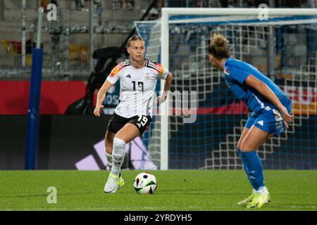 Bochum, Deutschland. Dezember 2024. Bochum, 2. Dezember 2024: Klara Bühl (19 Deutschland) im Einsatz während des Freundschaftsspiels der Frauen zwischen Deutschland und Italien im Vonovia Ruhrstadion in Bochum. (Qianru Zhang/SPP) Credit: SPP Sport Press Photo. /Alamy Live News Stockfoto