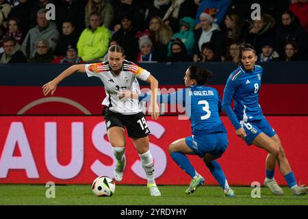 Bochum, Deutschland. Dezember 2024. Bochum, 2. Dezember 2024: Klara Bühl (19) und Lucia Di Guglielmo (3 Italien) kämpfen um den Ball während des Freundschaftsspiels der Frauen zwischen Deutschland und Italien im Vonovia Ruhrstadion in Bochum. (Qianru Zhang/SPP) Credit: SPP Sport Press Photo. /Alamy Live News Stockfoto