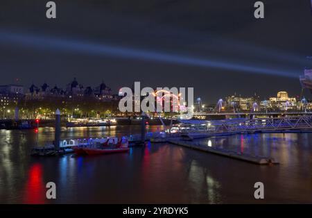 Fluss Themse London bei Nacht beleuchtet Stockfoto
