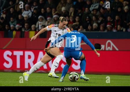 Bochum, Deutschland. Dezember 2024. Bochum, 2. Dezember 2024: Klara Bühl (19 Deutschland) und Lucia Di Guglielmo (3 Italien) im Spiel beim Freundschaftsspiel der Frauen zwischen Deutschland und Italien im Vonovia Ruhrstadion in Bochum. (Qianru Zhang/SPP) Credit: SPP Sport Press Photo. /Alamy Live News Stockfoto