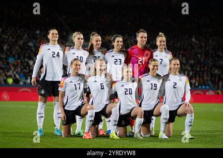 Bochum, Deutschland. Dezember 2024. Bochum, 2. Dezember 2024: Deutschland Gruppenfoto vor dem Freundschaftsspiel der Frauen zwischen Deutschland und Italien im Vonovia Ruhrstadion in Bochum. (Qianru Zhang/SPP) Credit: SPP Sport Press Photo. /Alamy Live News Stockfoto