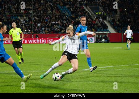 Bochum, Deutschland. Dezember 2024. Bochum, 2. Dezember 2024: Laura Freigang (10 Deutschland) im Einsatz während des Freundschaftsspiels der Frauen zwischen Deutschland und Italien im Vonovia Ruhrstadion in Bochum. (Qianru Zhang/SPP) Credit: SPP Sport Press Photo. /Alamy Live News Stockfoto