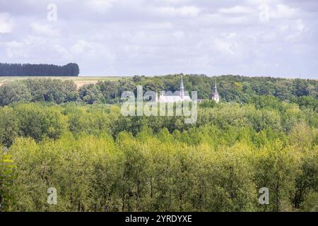 Blick auf die Chartreuse Notre-Dame des Prés von der Festung Montreuil-sur-Mer im Sommer, Hauts-de-France, Frankreich Stockfoto