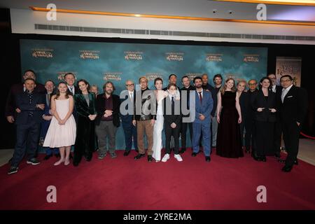 (L-R) Dominic Monaghan, Jason DeMarco, Billy Boyd, Bea Dooley, Shaun Dooley, Philippa Boyens, Sir Peter Jackson, Brian Cox, Kenji Kamiyama, Gaia Wise, will Godber und Laurence Ubong Williams, Alex Jordan, Yasdan Qafouri, Michael Wildman, Benjamin Wainwright, Paris Paloma, Lorraine Ashbourne, Arty Papageorgiou, Phoebe Gittins und Joseph Chou nahmen an der Uraufführung von der Herr der Ringe: der Krieg der Rohirrim im Odeon Luxe am Leicester Square in London Teil. Bilddatum: Dienstag, 3. Dezember 2024. Stockfoto