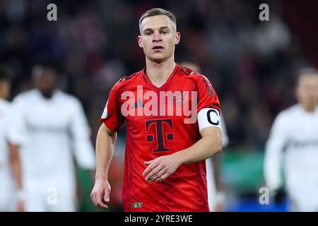 Fussball DFB-Pokal Achtelfinale FC Bayern München - Bayer 04 Leverkusen am 03.12.2024 in der Allianz Arena in München Joshua Kimmich ( München ) die DFB-Vorschriften verbieten die Verwendung von Fotografien als Bildsequenzen und/oder Quasi-Video. Foto: Revierfoto Credit: ddp Media GmbH/Alamy Live News Stockfoto