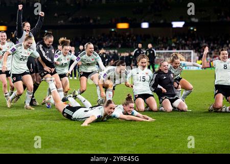 Dublin, Republik Irland. Dezember 2024. Wales feiert Vollzeit. Republik Irland gegen Wales im Play-Off-Finale der UEFA-Europameisterschaft der Frauen im Aviva-Stadion am 3. Dezember 2024. Quelle: Lewis Mitchell/Alamy Live News Stockfoto