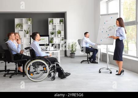 Asiatische Geschäftsfrau, die ihre Kollegen während des Treffens im Büro vorstellt. Konzept der grünen Energie Stockfoto