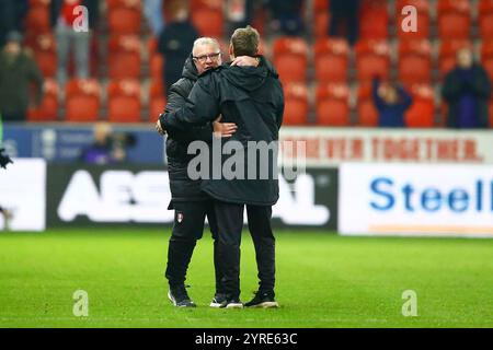 AESSEAL New York Stadium, Rotherham, England - 3. Dezember 2024 Steve Evans Manager von Rotherham United und Michael Skubala Coach von Lincoln City Hug am Ende des Spiels - während des Spiels Rotherham United gegen Lincoln City, Sky Bet League One, 2024/25, AESSEAL New York Stadium, Rotherham, England - 3. Dezember 2024 Credit: Arthur Haigh/WhiteRosePhotos/Alamy Live News Stockfoto