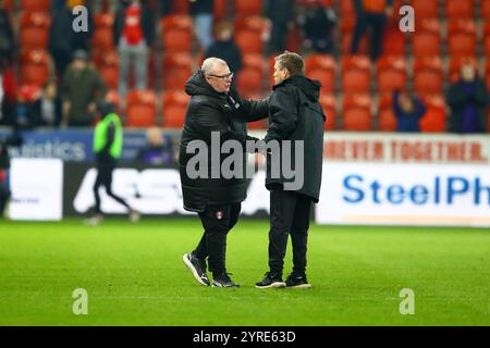 AESSEAL New York Stadium, Rotherham, England - 3. Dezember 2024 Steve Evans Manager von Rotherham United und Michael Skubala Coach von Lincoln City schütteln am Ende des Spiels die Hände - während des Spiels Rotherham United gegen Lincoln City, Sky Bet League One, 2024/25, AESSEAL New York Stadium, Rotherham, England - 3. Dezember 2024 Credit: Arthur Haigh/WhiteRosePhotos/Alamy Live News Stockfoto