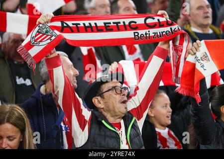 Bilbao, Spanien. November 2024. Ein Athletic Club-Fan, der während des fünften Spiels der UEFA Europa League 2024-25 zwischen Athletic Club und IF Elfsborg am 28. November 2024 im San Mamés Stadion in Bilbao, Spanien, einen Schal trug. (Foto: Alberto Brevers/Pacific Press/SIPA USA) Credit: SIPA USA/Alamy Live News Stockfoto